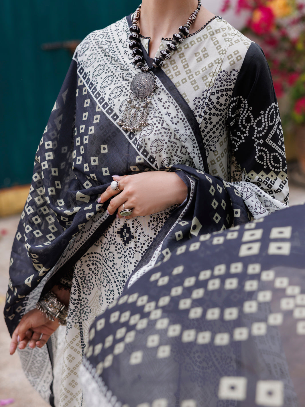 Black & White Lawn 2Pc Unstitched - ALP-2PS-2105