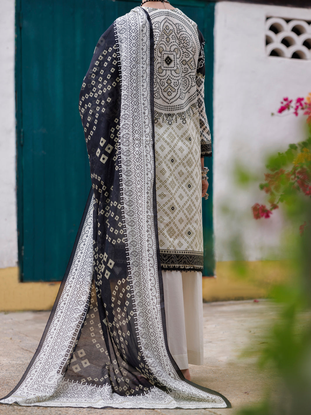 Black & White Lawn 2Pc Unstitched - ALP-2PS-2105