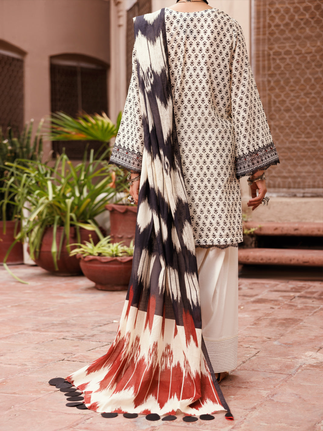 Black & White Lawn 3Pc Unstitched - ALP-3PS-2283