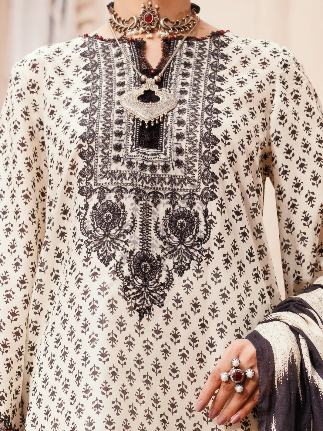 Black & White Lawn 3Pc Unstitched - ALP-3PS-2283