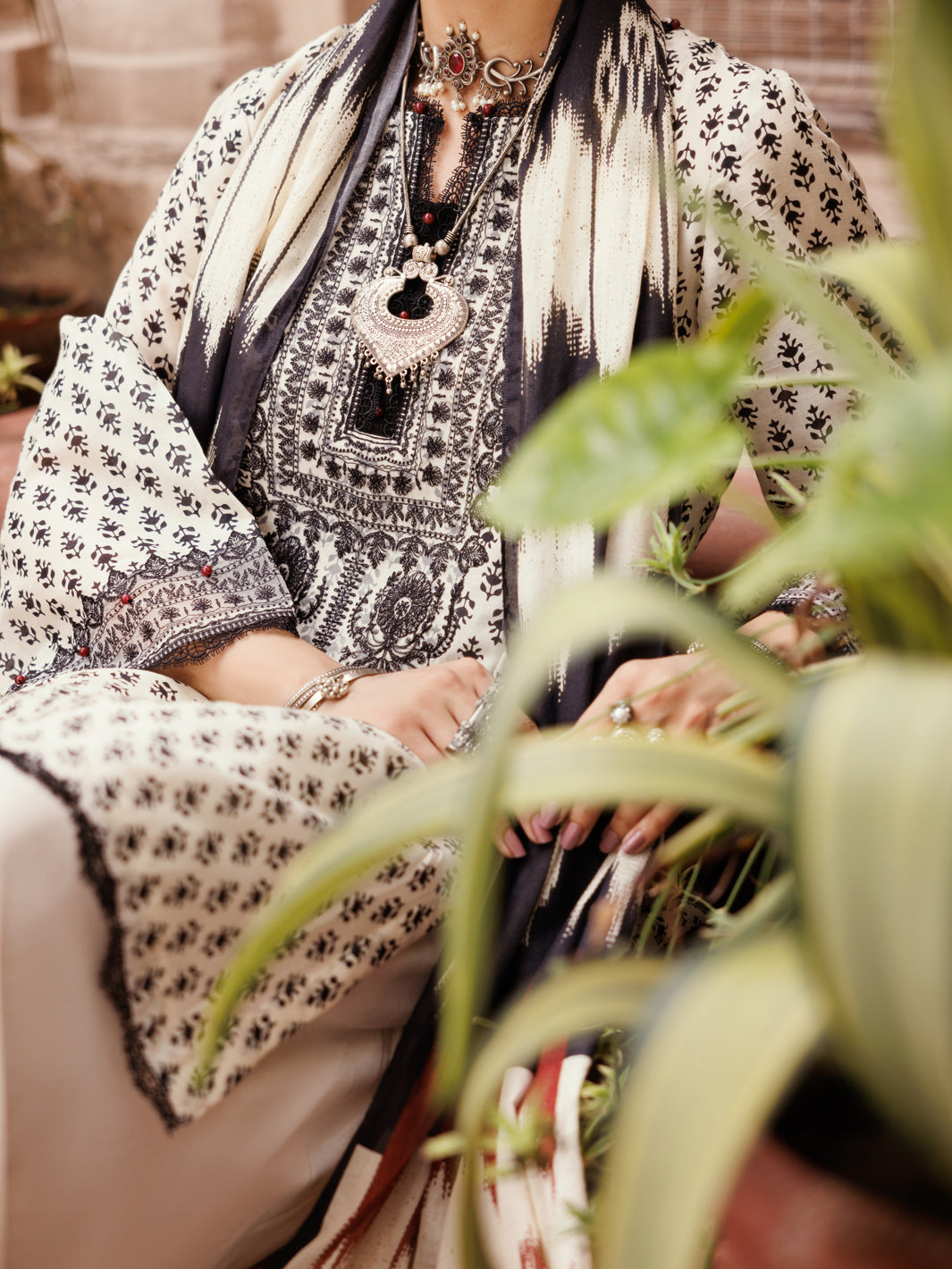 Black & White Lawn 3Pc Unstitched - ALP-3PS-2283