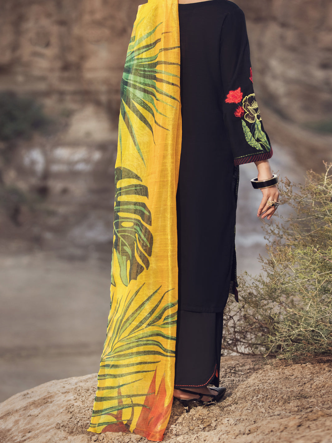 Black Khaddar 3 Piece Stitched - AWP-3PS-349