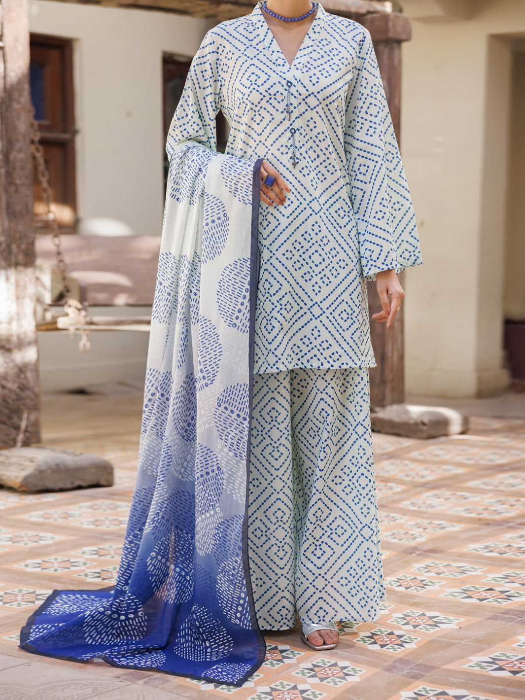 Prices For Off White ALP-2819 Is: 8,250/-PKR